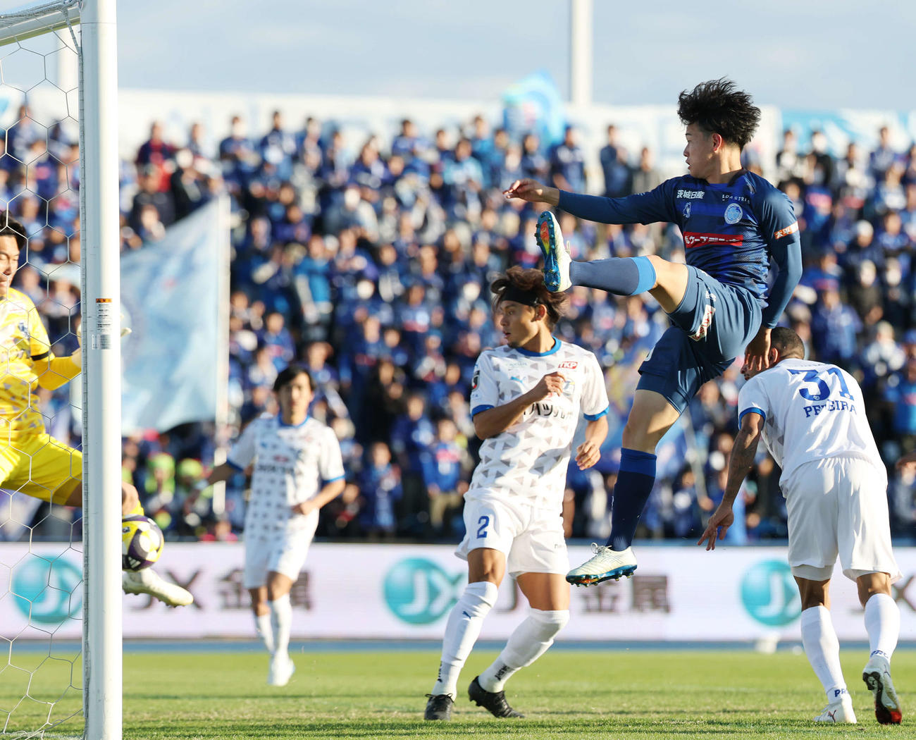 水戸対大分　後半、ヘディングで先制ゴールを決める水戸多田（右）（撮影・宮地輝）