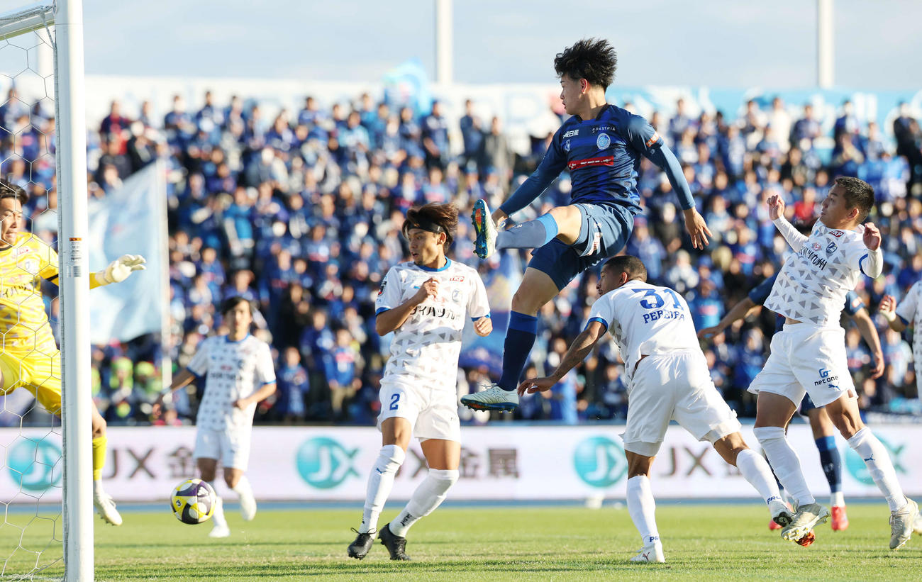 水戸対大分　後半、ヘディングで先制ゴールを決める水戸多田（中央）（撮影・宮地輝）