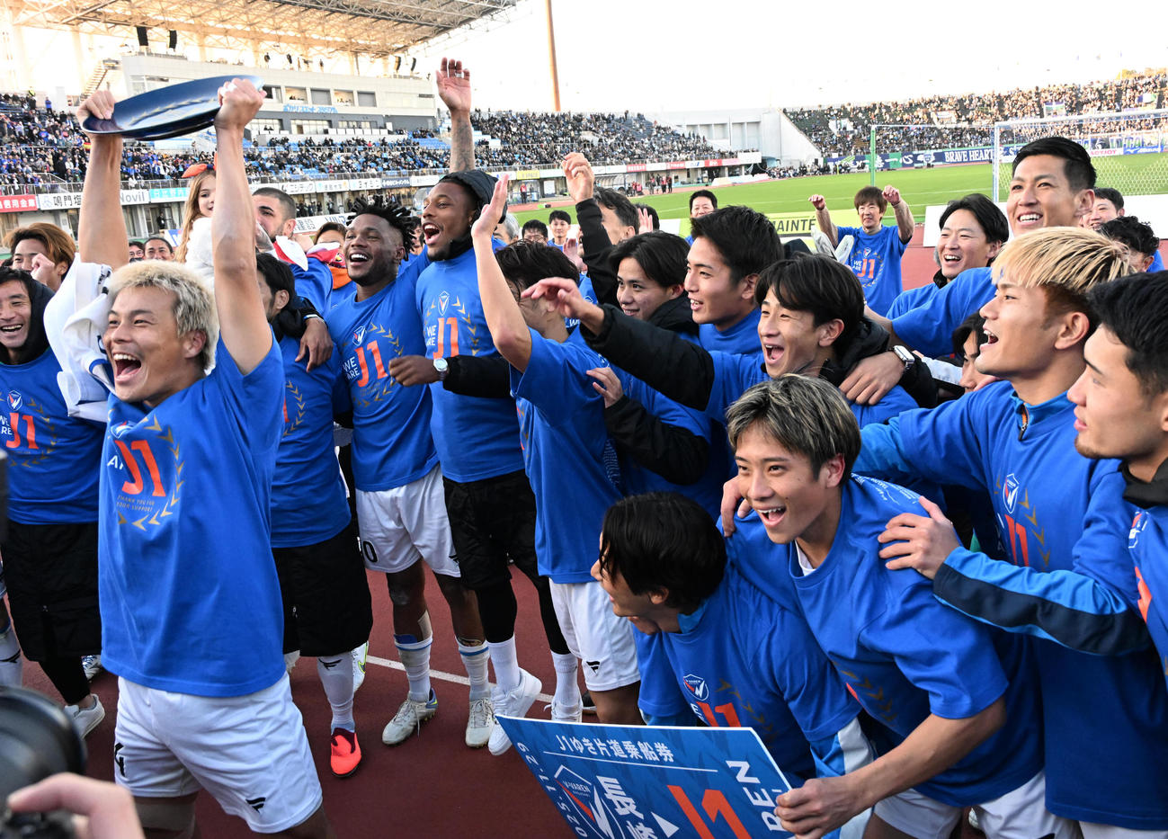 J1昇格を決め喜ぶ長崎イレブン、関係者ら（撮影・石井愛子）