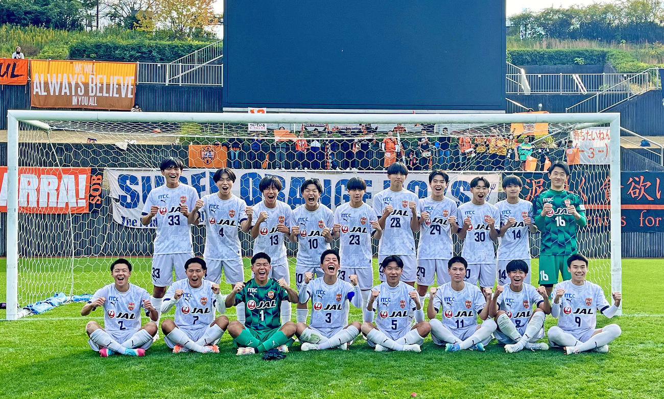 無敗で2連覇を達成した清水ユースの選手たち