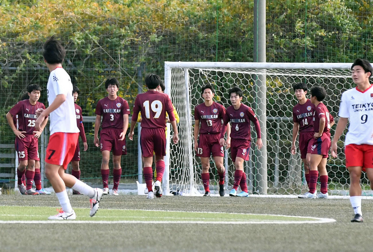 前半、失点後に集まって話し合う浜松開誠館イレブン