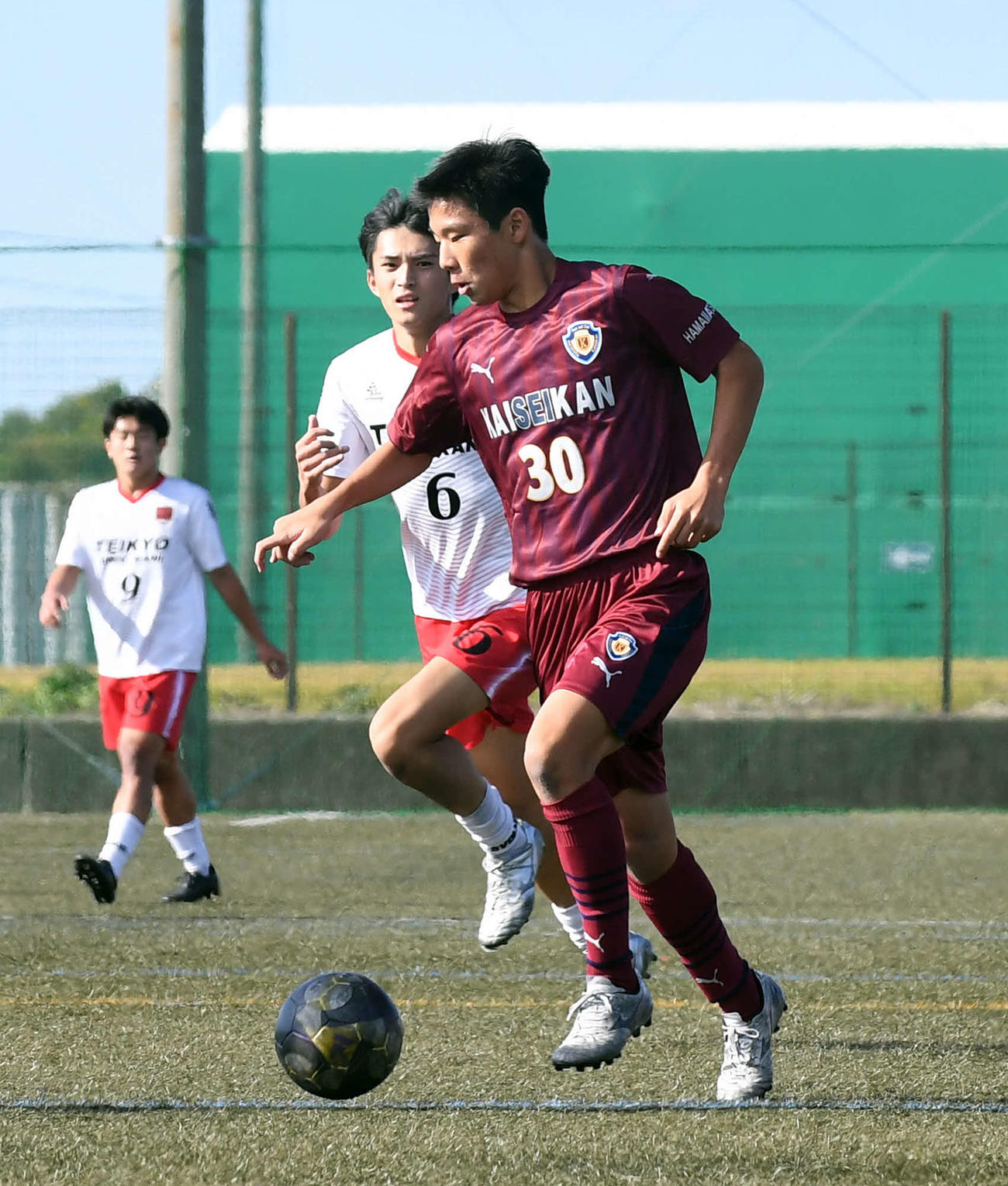 1得点を記録した浜松開誠館・外山はドリブルで仕掛ける
