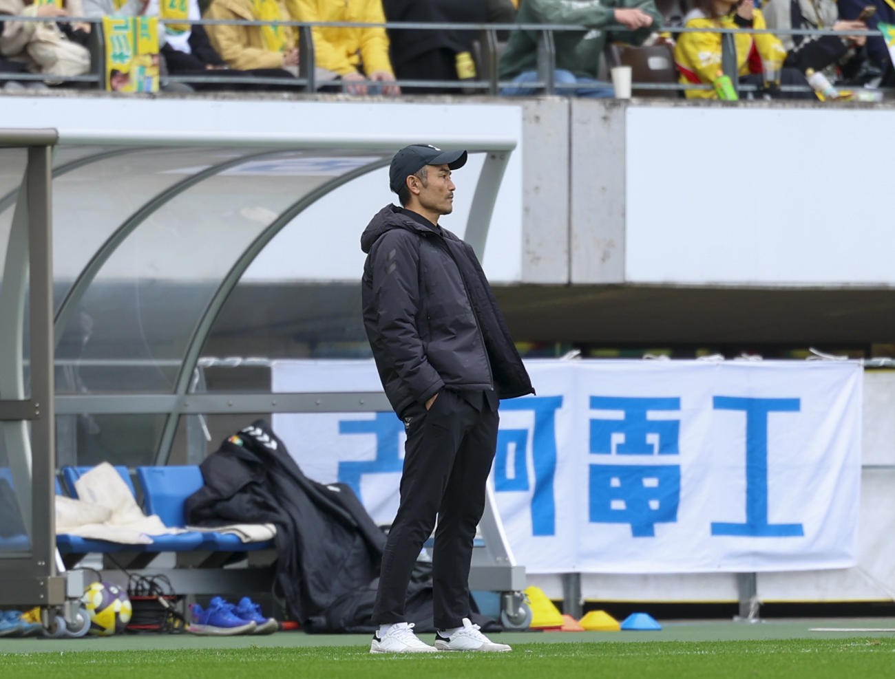千葉対今治　試合を見守る千葉小林監督（撮影・増田悦実）