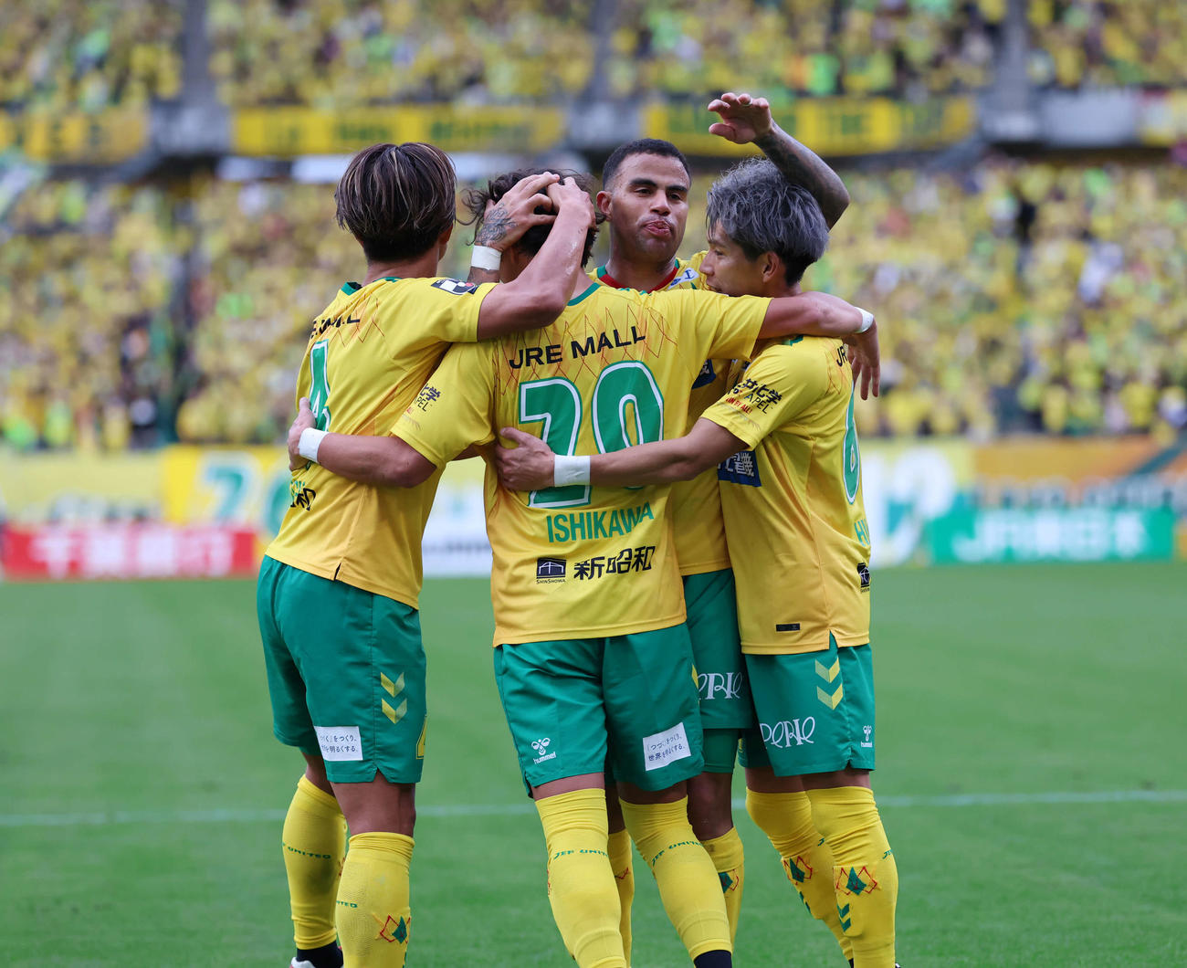 千葉対今治　後半、ゴールを決めた石川（左から2人目）と喜び合う千葉イレブン（撮影・増田悦実）