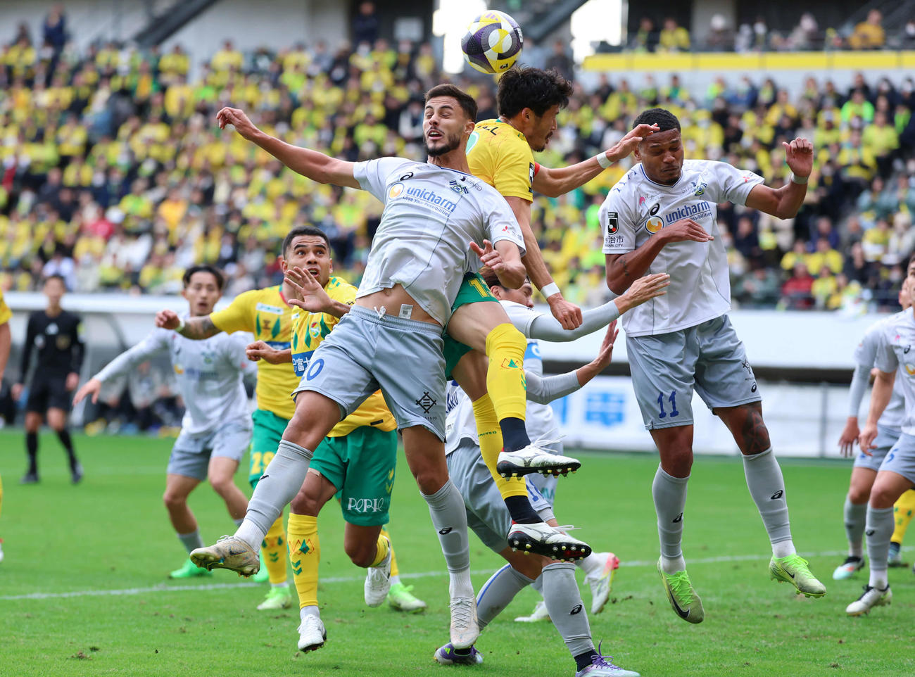 千葉対今治　前半、ゴール前で競り合う今治ヴィニシウス（左）と千葉鈴木（中央）（撮影・増田悦実）
