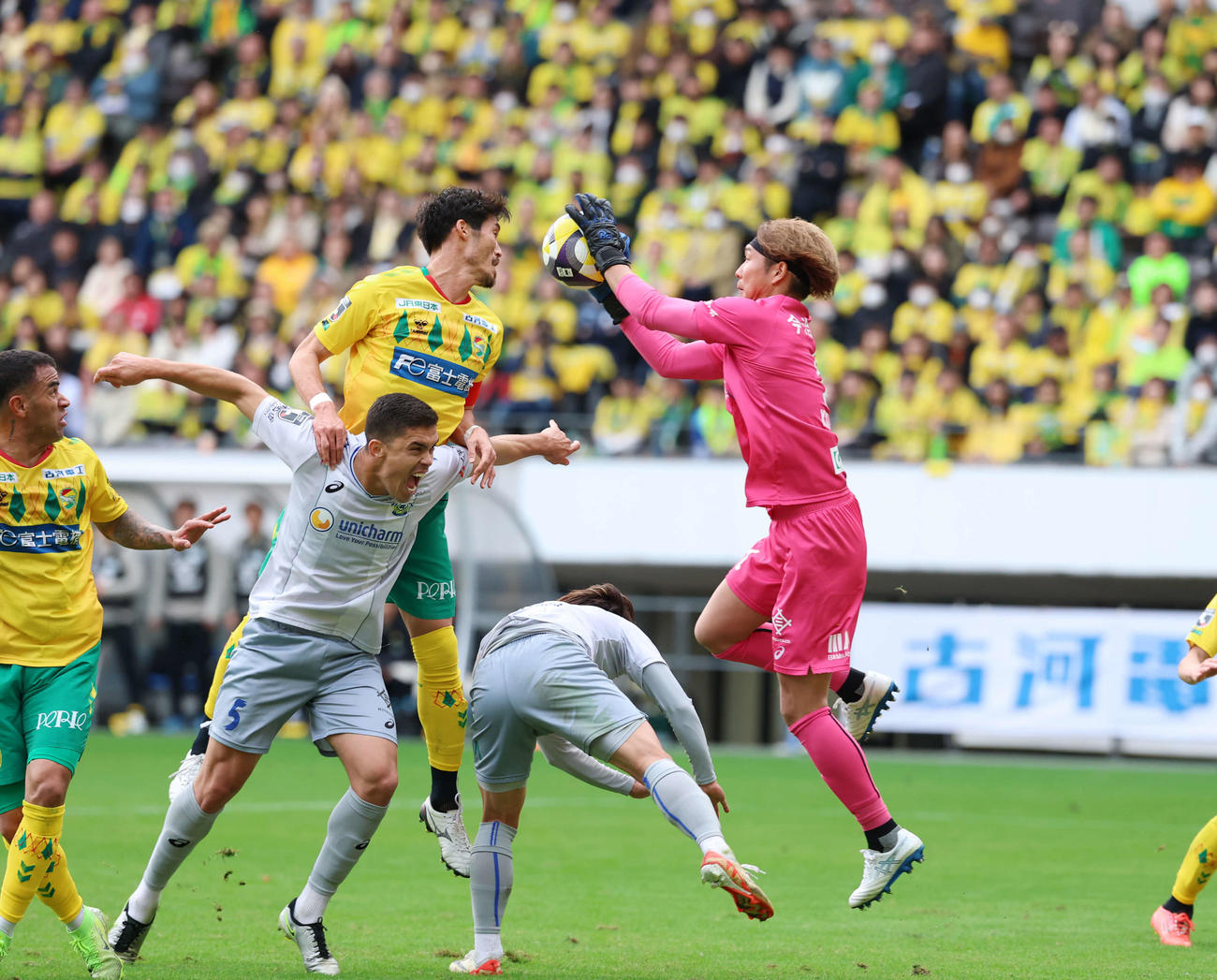 千葉対今治　前半、ヘディングシュートを試みるも今治立川（右）にキャッチされる千葉鈴木（左上）（撮影・増田悦実）