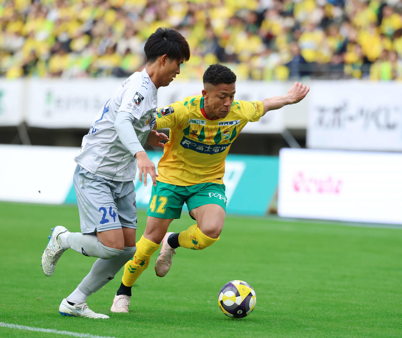 千葉対今治　後半、競り合う千葉イサカ（右）と今治竹内（撮影・増田悦実）