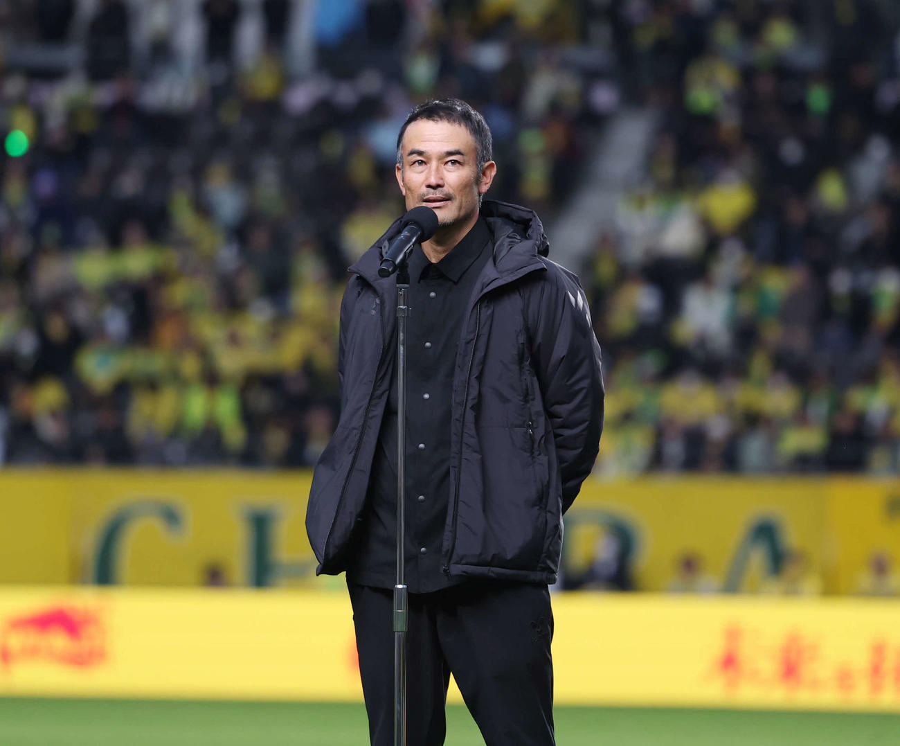 千葉対今治　試合後ホーム最終戦セレモニーで話をする千葉小林監督（撮影・増田悦実）