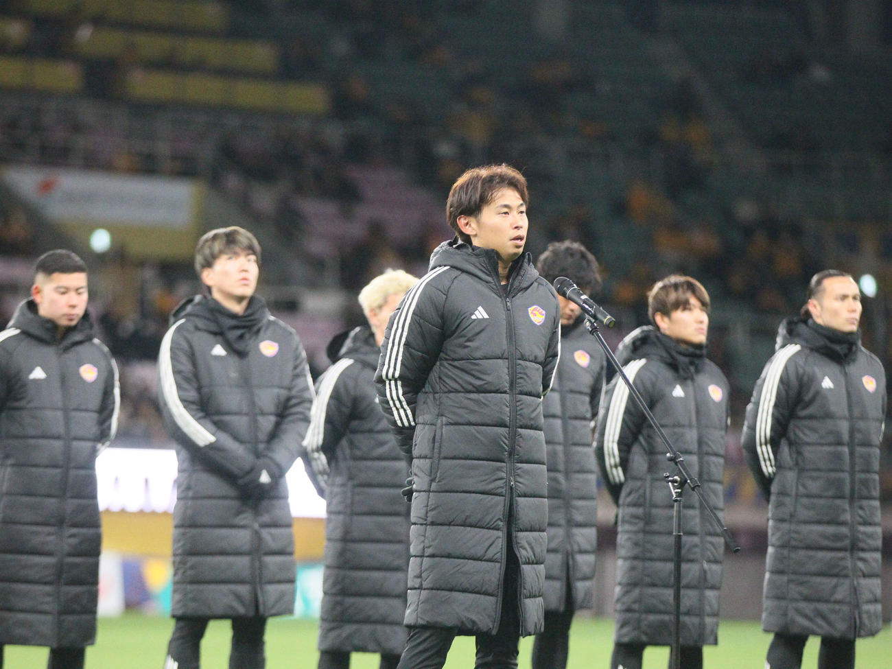 仙台対いわき　セレモニーでサポーターへあいさつするJ2仙台MF郷家（撮影・高橋香奈）