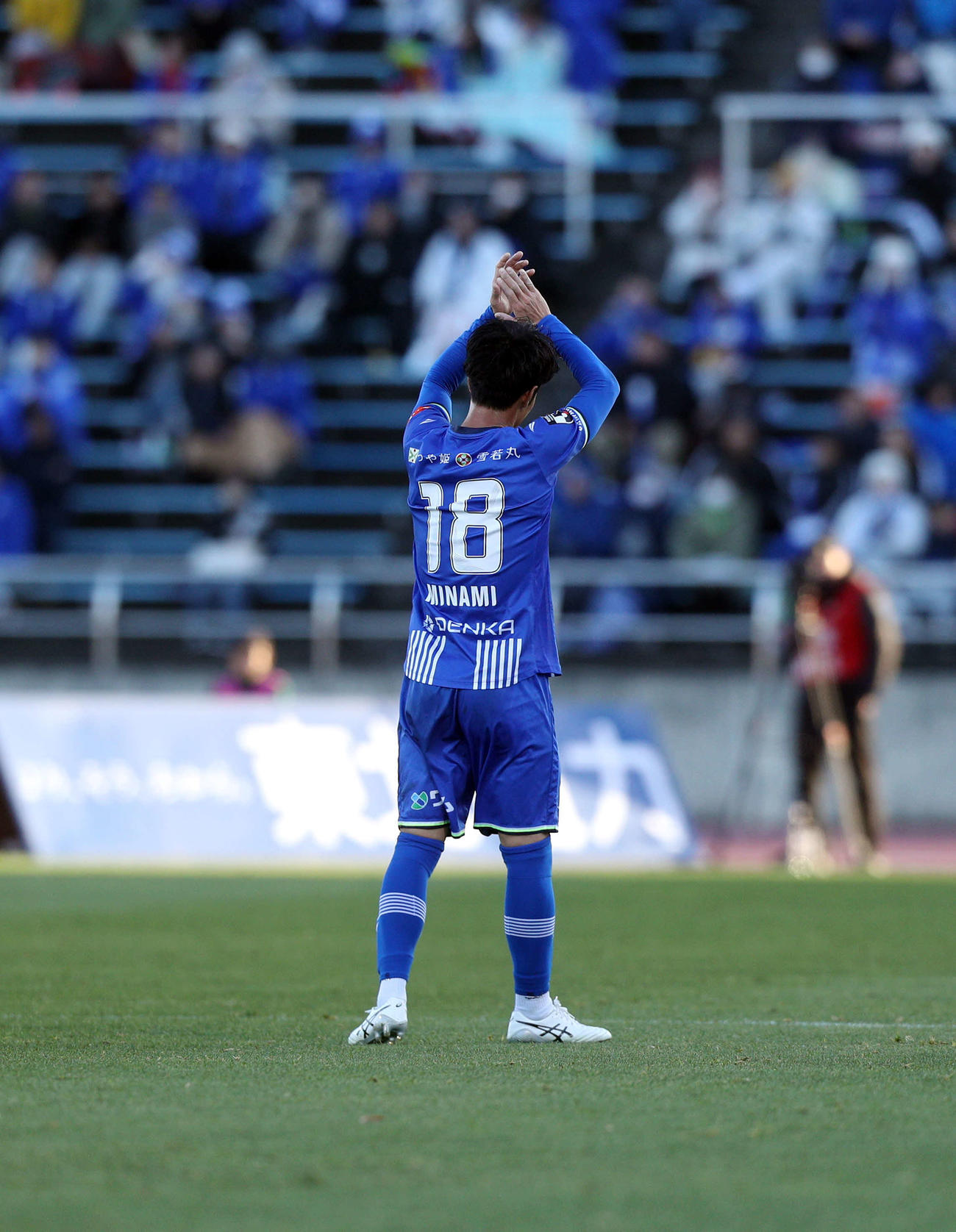 山形対藤枝　サポーターの声援に応える山形・南（撮影・木村有優）