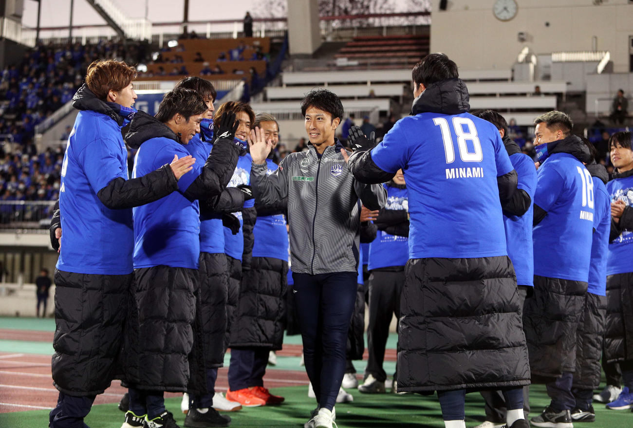 山形対藤枝　チームメートとハイタッチしながら引退セレモニーに入場する山形・南（撮影・木村有優）