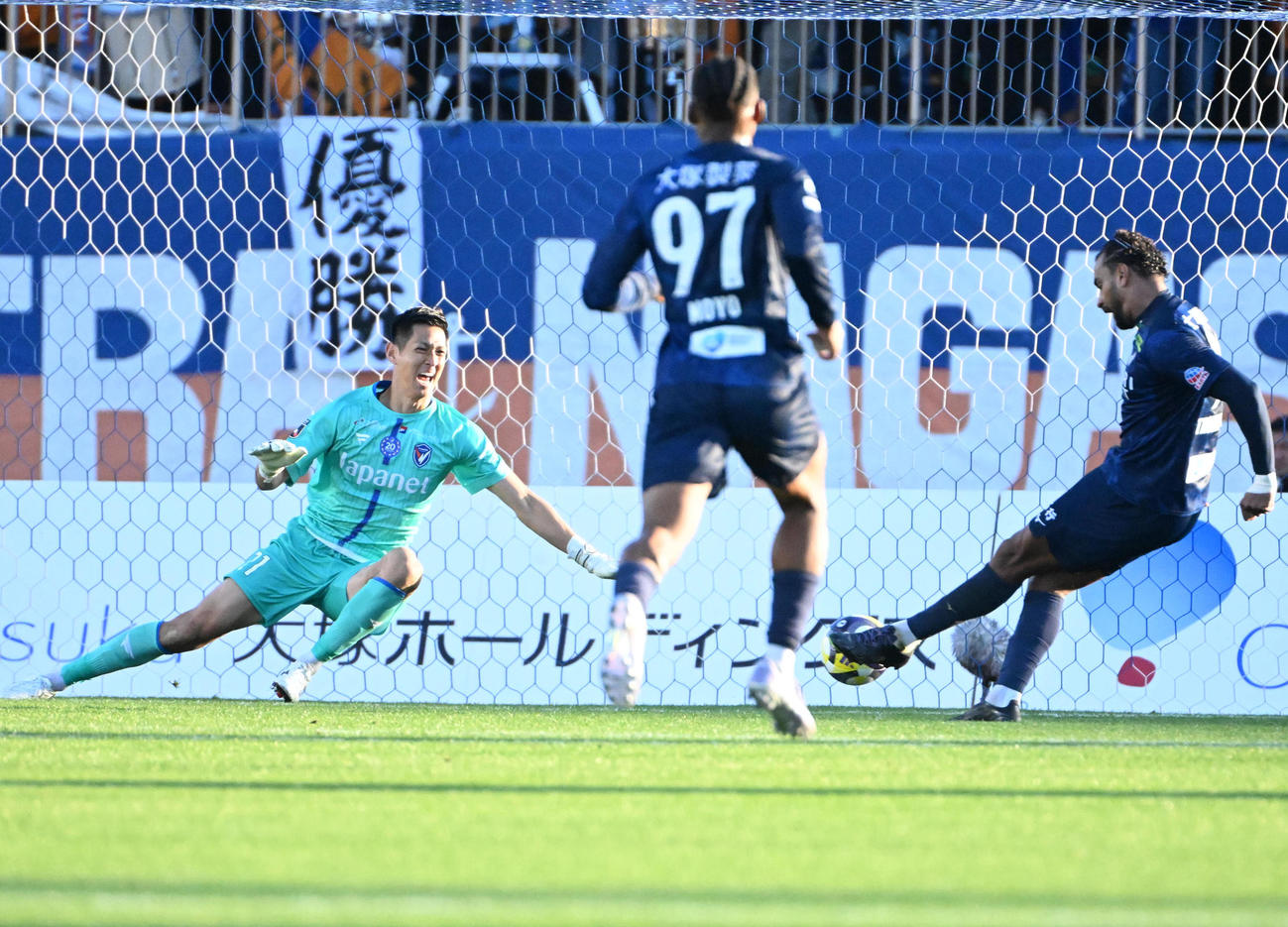 徳島対長崎　後半、徳島アンデルソン（右）のボールを止める長崎GK後藤（左）（撮影・石井愛子）