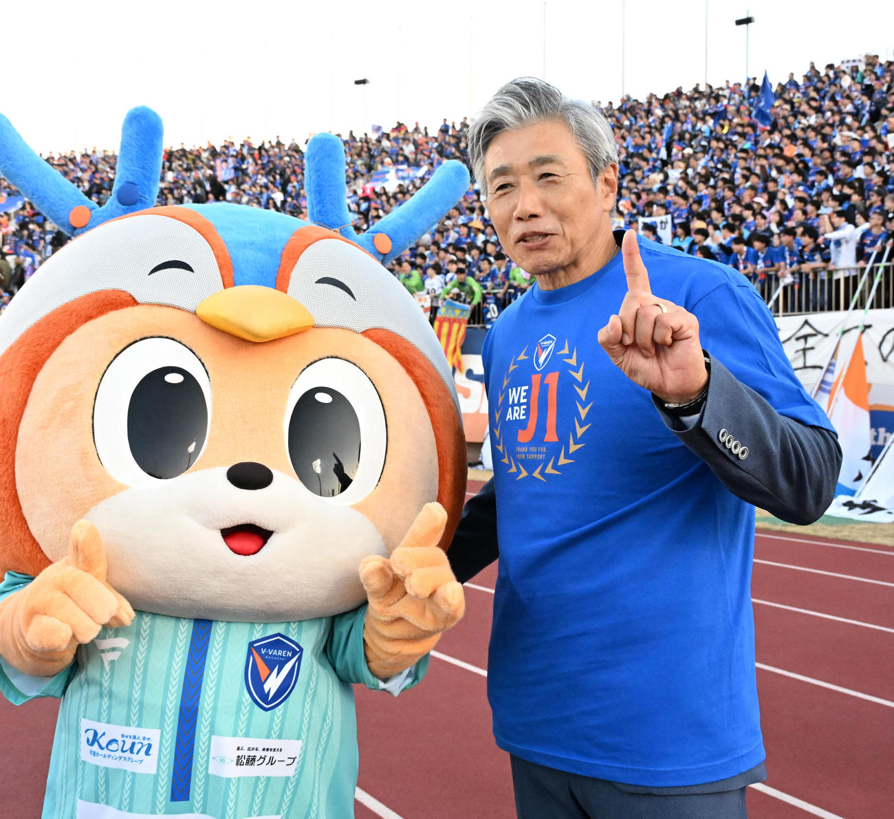 J1昇格を喜ぶ長崎高木監督（撮影・石井愛子）
