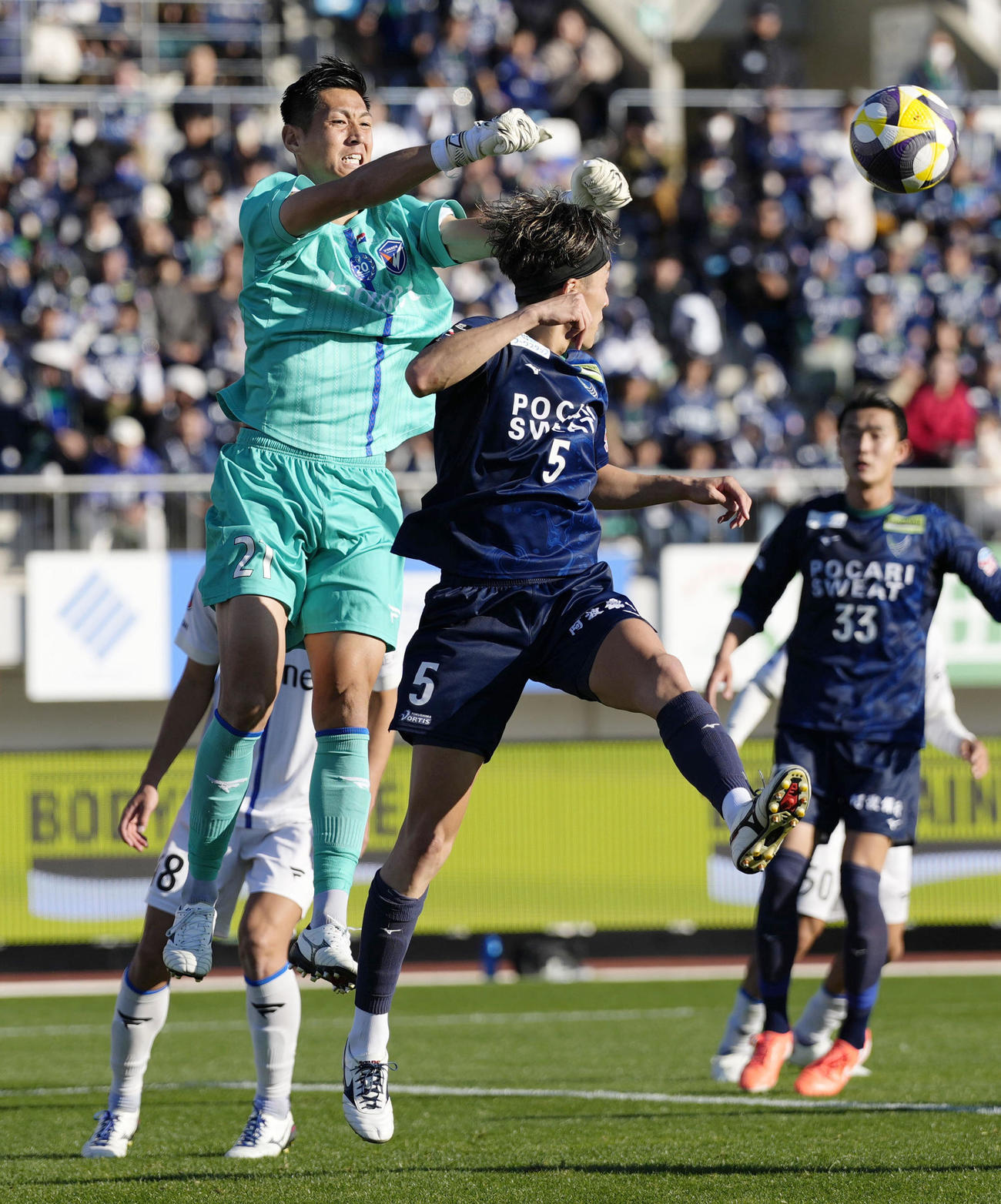 徳島―長崎　前半、パンチングでクリアする長崎・GK後藤（左、共同）