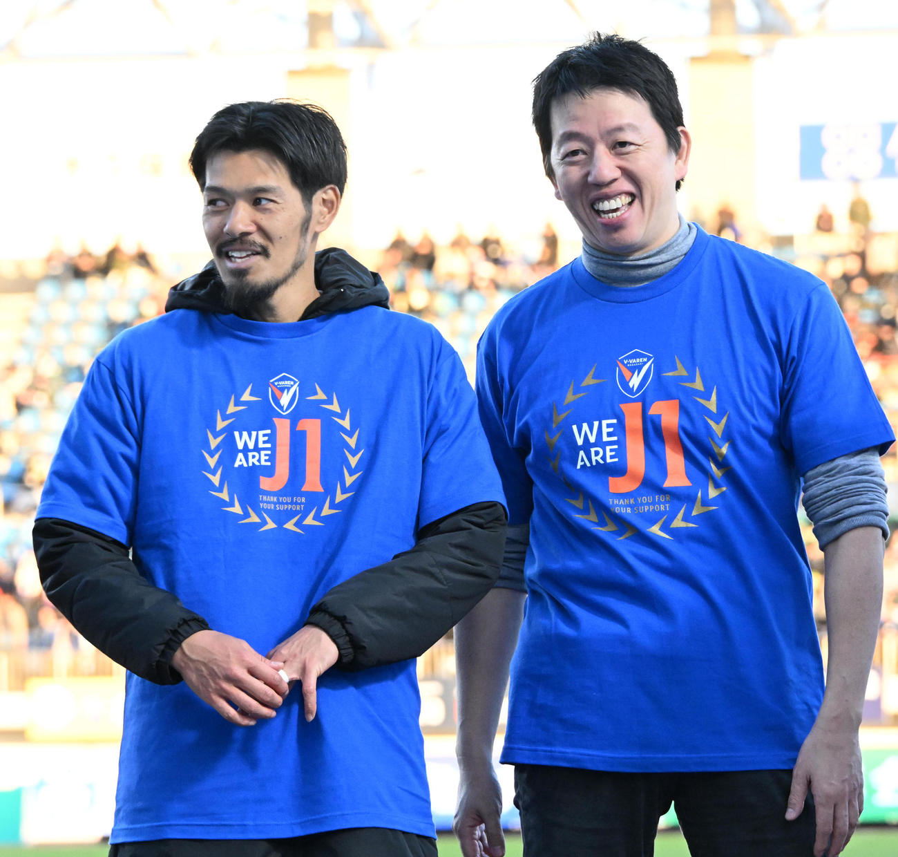 J1昇格を決め笑顔を見せる長崎山口（左）と高田旭人ジャパネットホールディングス代表取締役社長兼CEO（撮影・石井愛子）