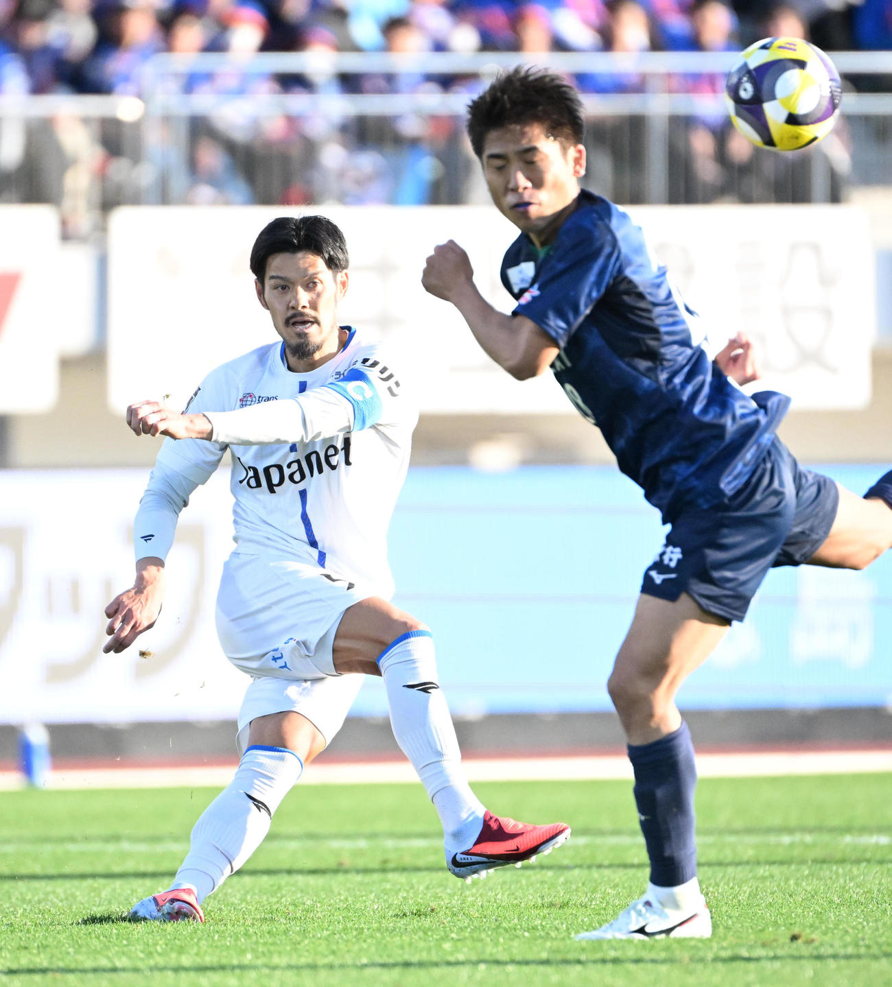 徳島対長崎　後半、パスヲ出す長崎山口（左）（撮影・石井愛子）