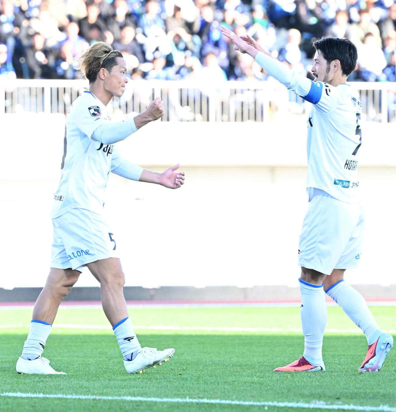 徳島対長崎　後半、ゴールを決め長崎山口（右）と喜ぶ翁長（撮影・石井愛子）