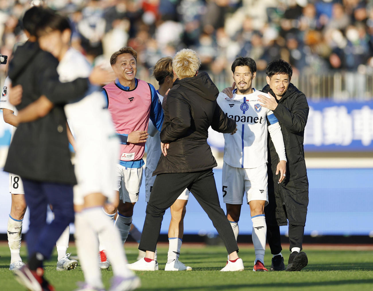 徳島対長崎　徳島と引き分けてJ1昇格が決まり、喜ぶ山口（右から2人目）ら長崎イレブン（共同）