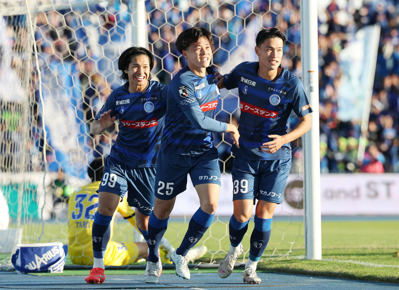 水戸対大分　後半、先制ゴールを決めチームメートと喜ぶ水戸多田（中央）（撮影・宮地輝）