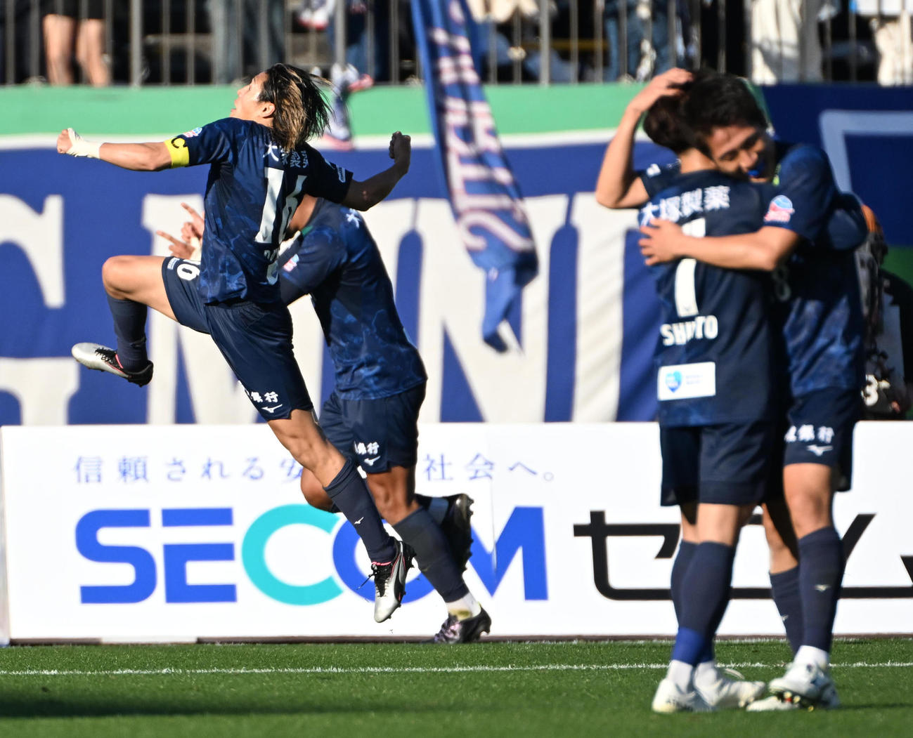 徳島対長崎　前半、ゴールを決めジャンプをして喜ぶ徳島渡（左）（撮影・石井愛子）