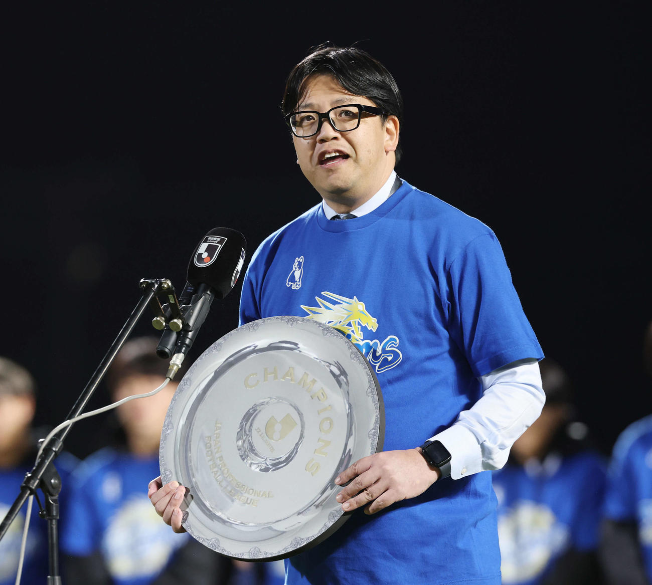水戸対大分　J2を優勝しホーム最終戦セレモニーであいさつする水戸小島社長（撮影・宮地輝）