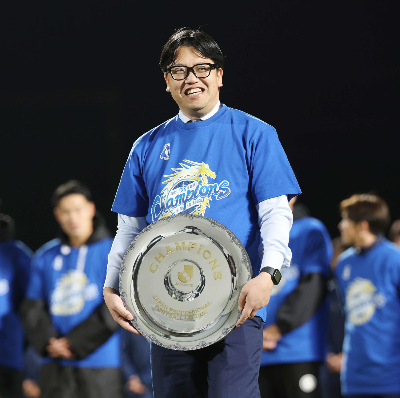 水戸対大分　J2を優勝しホーム最終戦セレモニーで笑顔を見せる水戸小島社長（撮影・宮地輝）