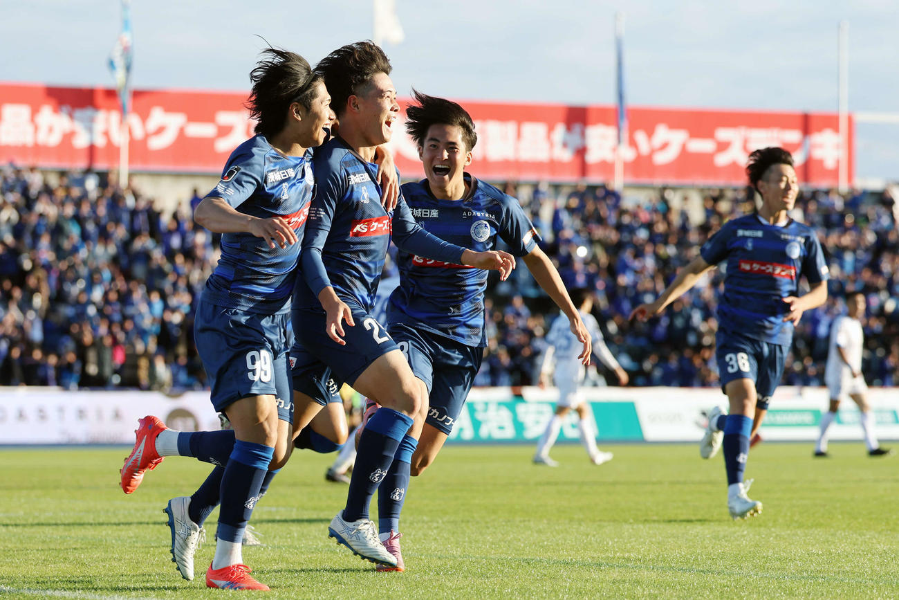 水戸対大分　後半、先制ゴールを決めチームメートと喜ぶ水戸多田（左から2人目）（撮影・宮地輝）