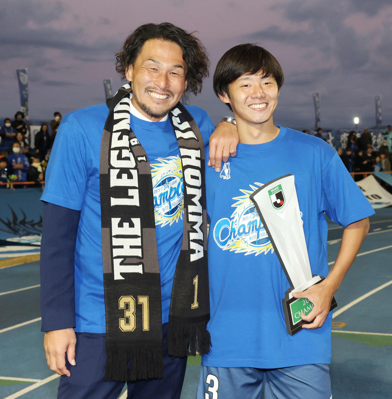水戸対大分　J2を優勝しJ1初昇格を決め笑顔の水戸本間クラブリレーションオーガナイザー（左）と大崎（撮影・宮地輝）