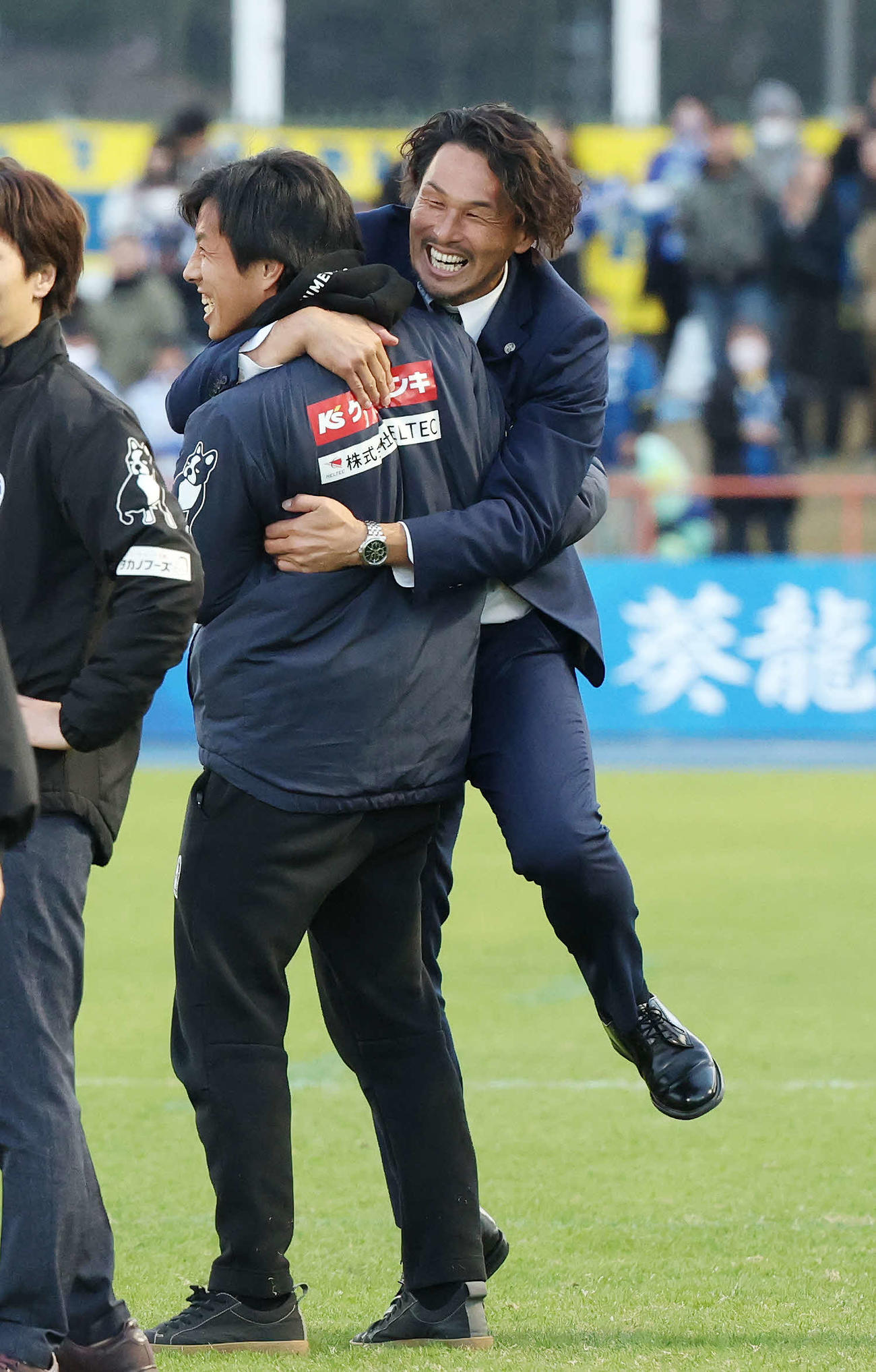 水戸対大分　J2を優勝しJ1初昇格を決め喜ぶ水戸本間クラブリレーションオーガナイザー（撮影・宮地輝）