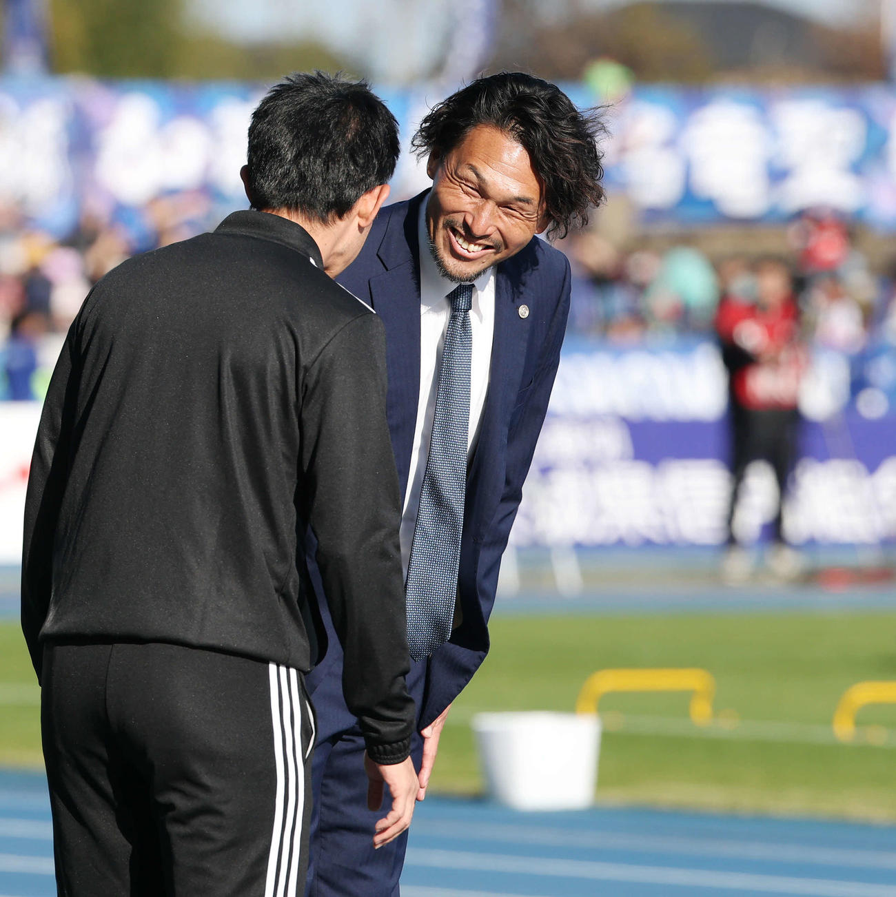 水戸対大分　試合前、笑顔を見せる水戸本間氏（撮影・宮地輝）