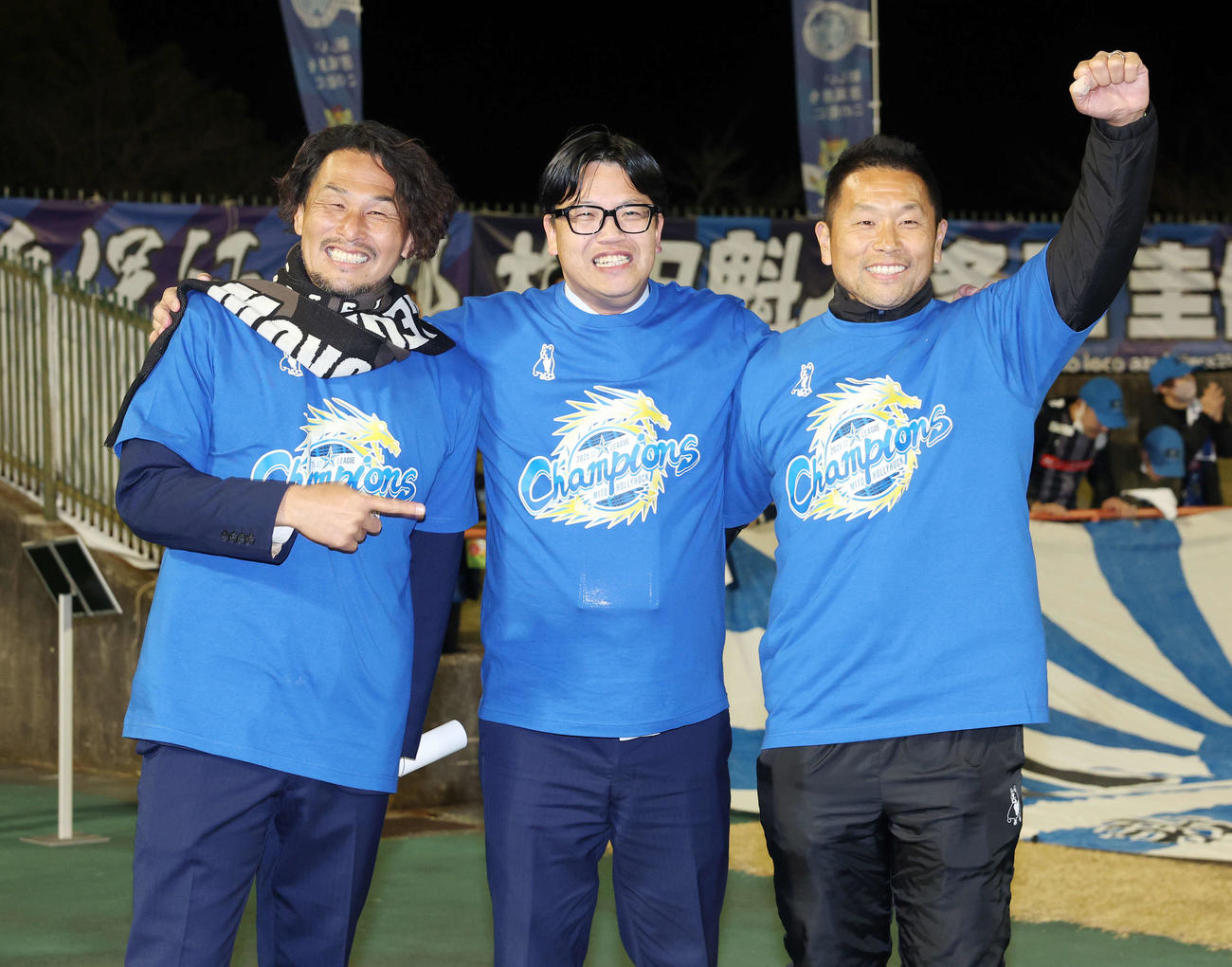 水戸対大分　J2を優勝しJ1初昇格を決め笑顔の水戸本間クラブリレーションオーガナイザー（左）、小島社長（中央）、中川主務（撮影・宮地輝）