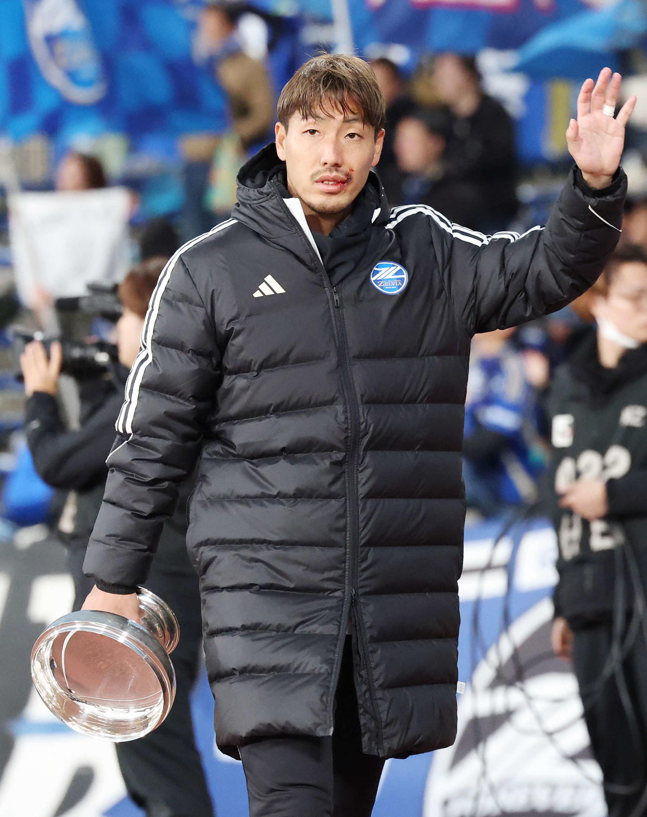 町田対名古屋　勝利しサポーターに手を振る町田昌子（撮影・宮地輝）