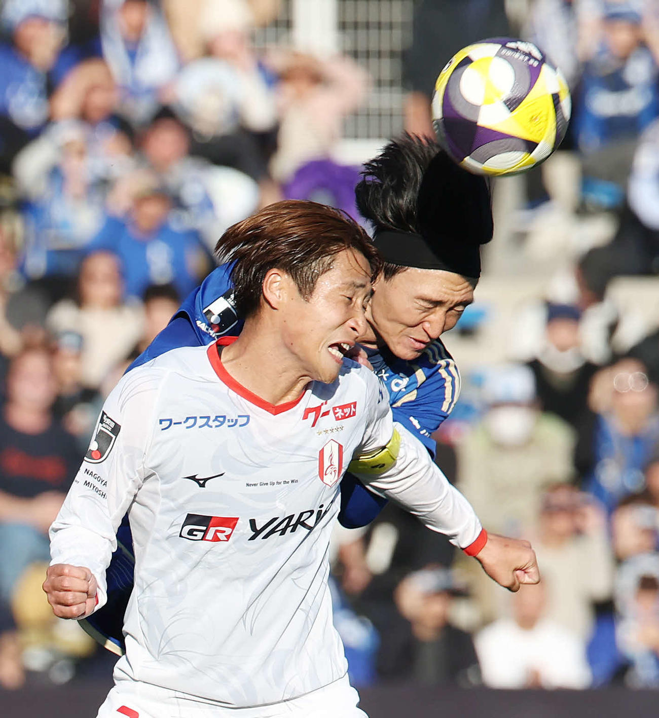 町田対名古屋　前半、交錯する名古屋和泉（左）と町田中村（撮影・宮地輝）