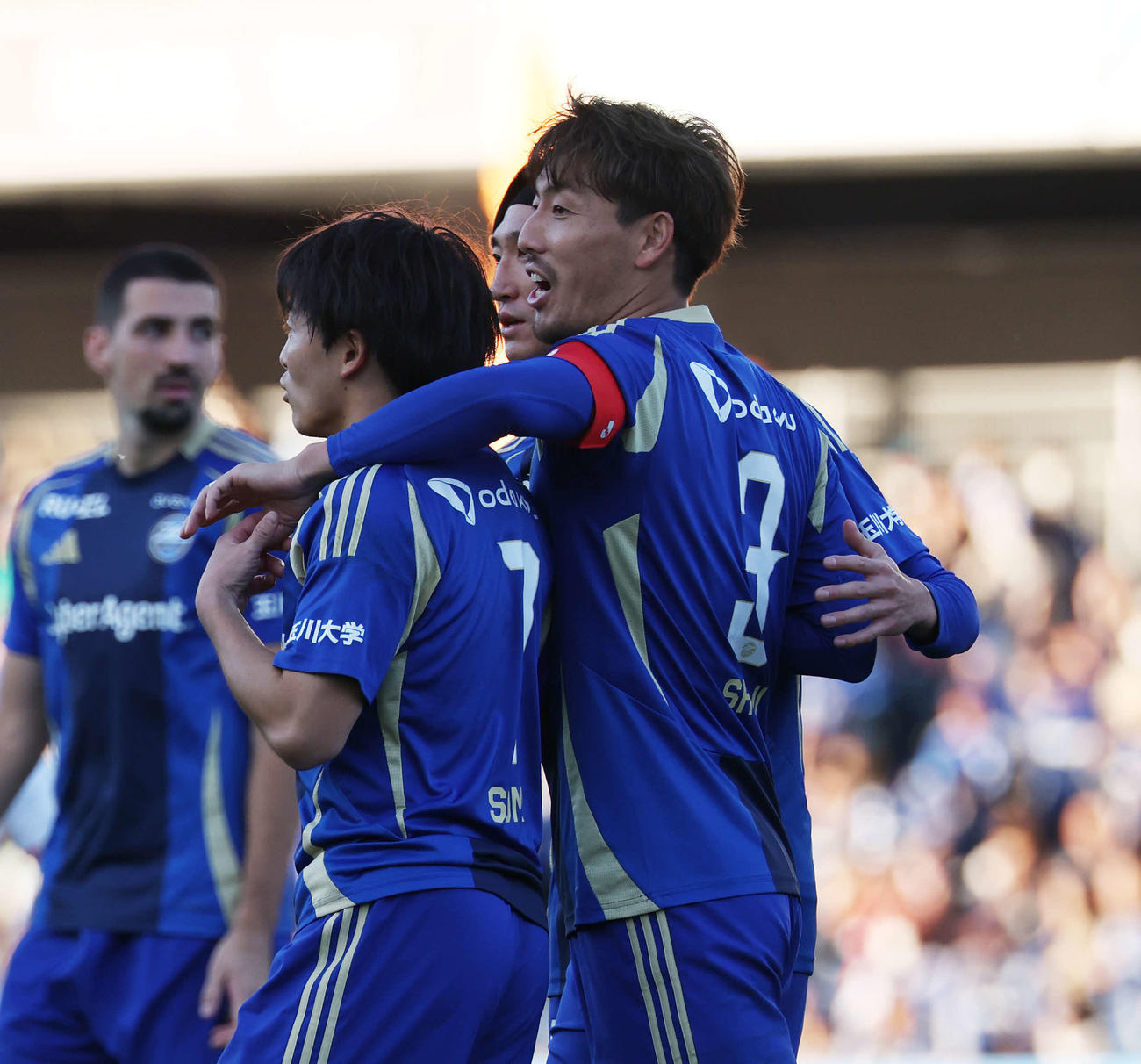 町田対名古屋　後半、ゴールを決めチームメートと喜ぶ町田昌子（右）（撮影・宮地輝）