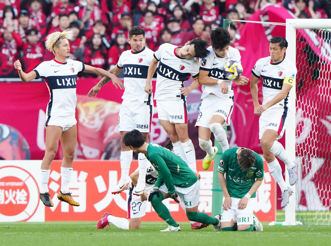 東京V対鹿島　後半、FKの壁でブロックする鹿島キム・テヒョン（後方左から4人目）（撮影・江口和貴）