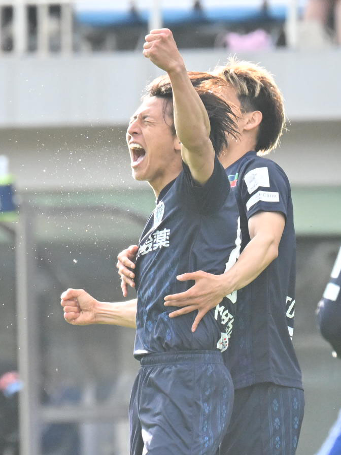 福岡対G大阪　後半10分　福岡松岡（左）は先制となるゴールを放つ（撮影・林敢治）