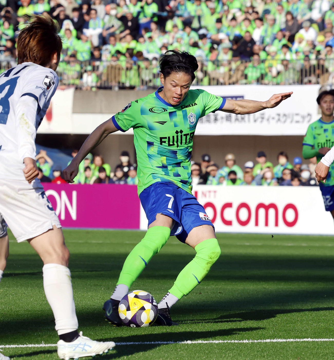 湘南対清水　前半、先制となるゴールを決めた湘南小野瀬（撮影・山本朝陽）