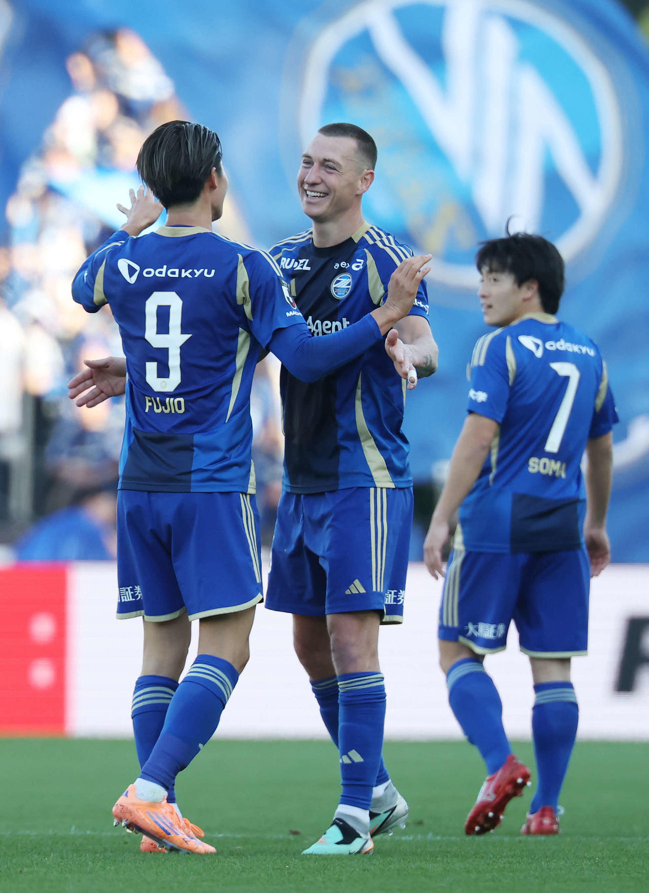 町田対名古屋　前半、先制ゴールを決めチームメートと喜ぶ町田デューク（中央）（撮影・宮地輝）