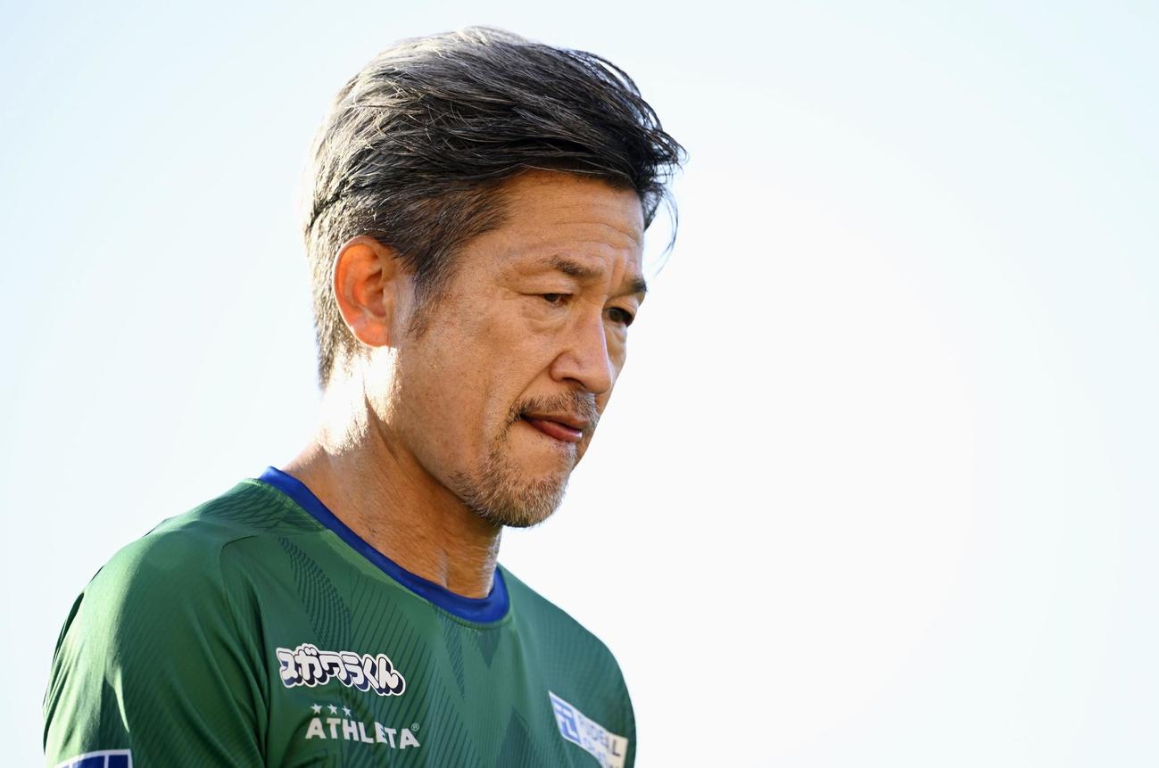 JFL・地域リーグ入れ替え戦で市原に敗れ、降格が決まり厳しい表情の鈴鹿の三浦知良＝三重交通Gスポーツの杜鈴鹿(共同)
