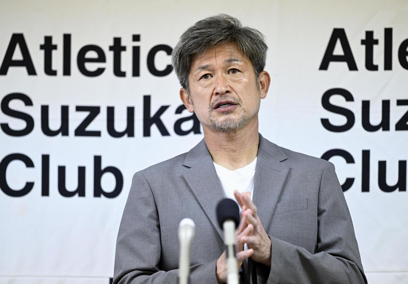 JFL・地域リーグ入れ替え戦に敗れて降格が決まり、記者会見する鈴鹿の三浦知良＝三重交通Gスポーツの杜鈴鹿(共同)