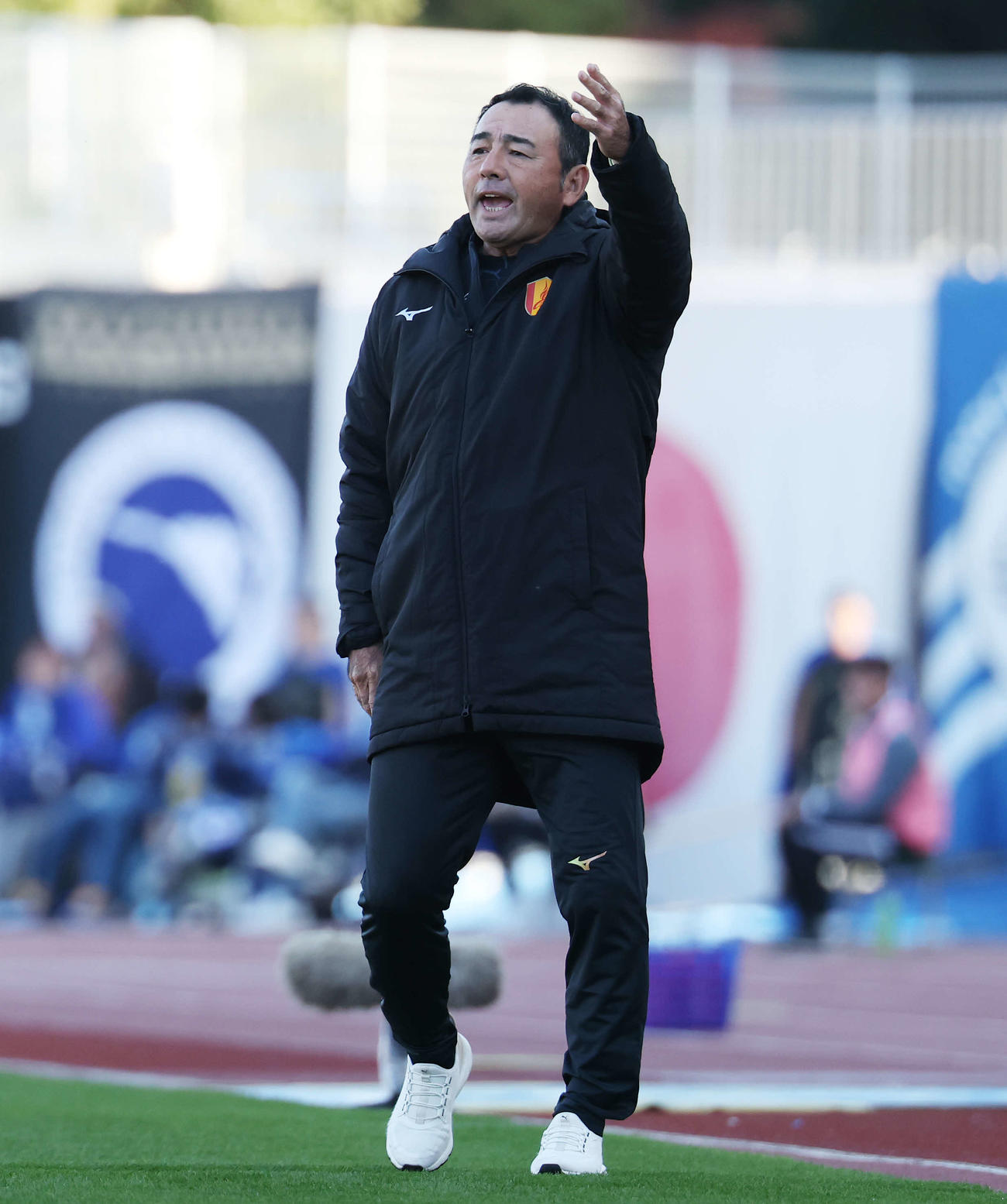 町田対名古屋　前半、指示を出す名古屋長谷川監督（撮影・宮地輝）