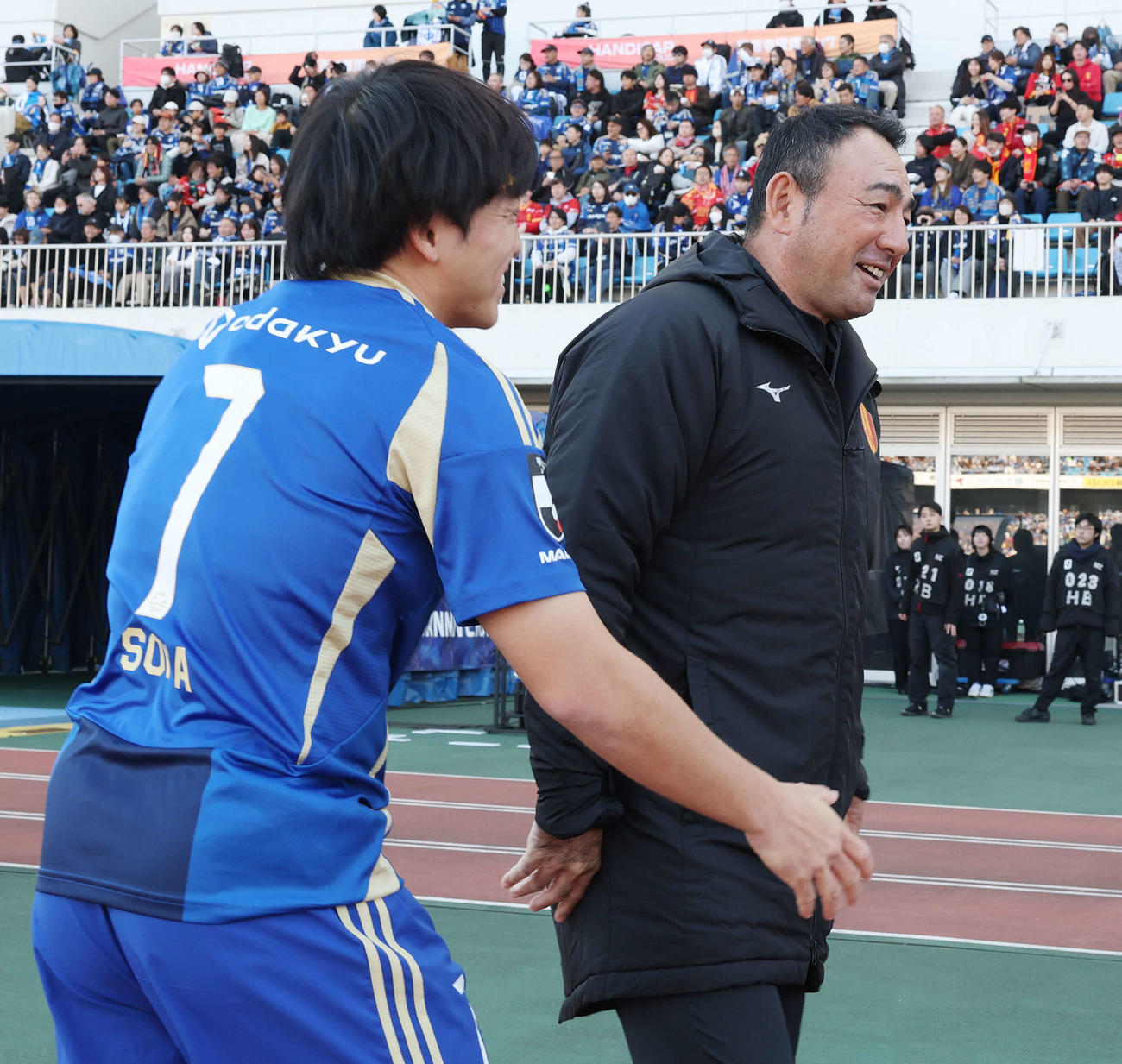 町田対名古屋　試合前、町田相馬（左）からのあいさつに笑顔を見せる名古屋長谷川監督（撮影・宮地輝）