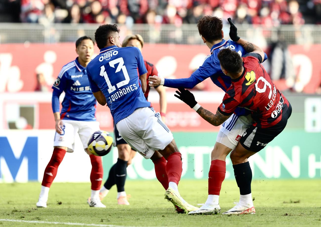 鹿島対横浜　前半、先制ゴールを決める鹿島レオセアラ（撮影・河田真司）