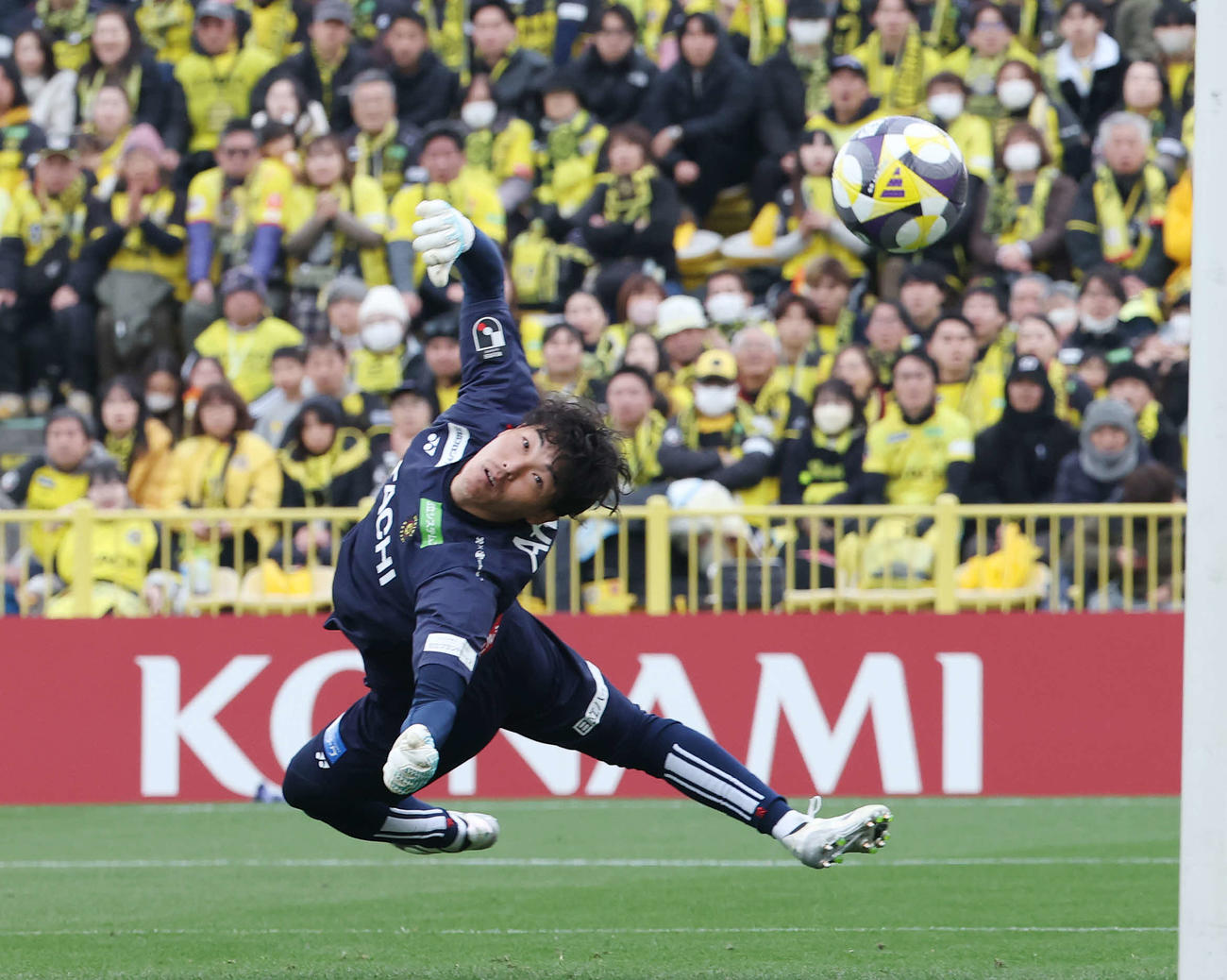 柏対町田　前半、シュートを止めた柏GK小島（撮影・宮地輝）