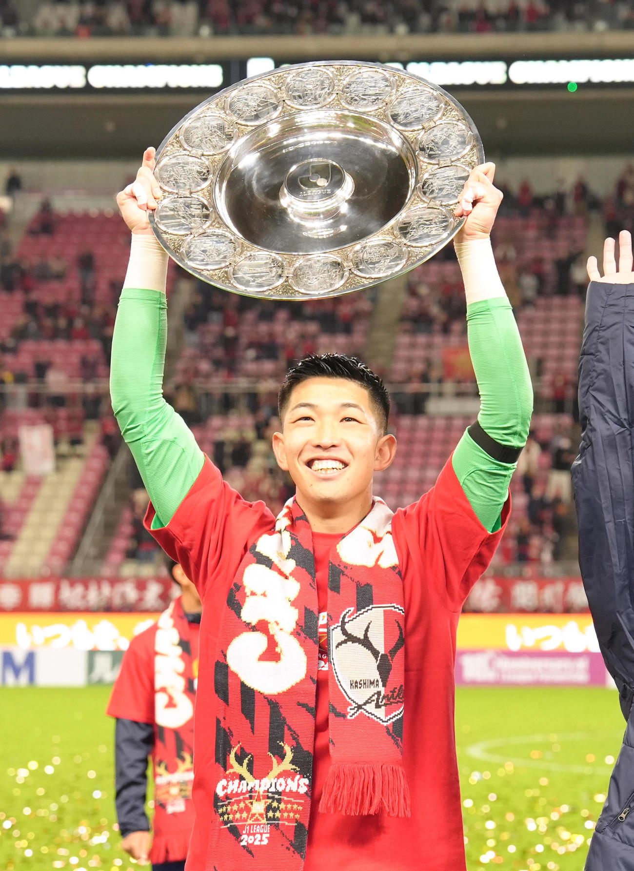 鹿島対横浜　リーグ優勝のシャーレを笑顔で掲げる鹿島GK早川（撮影・足立雅史）