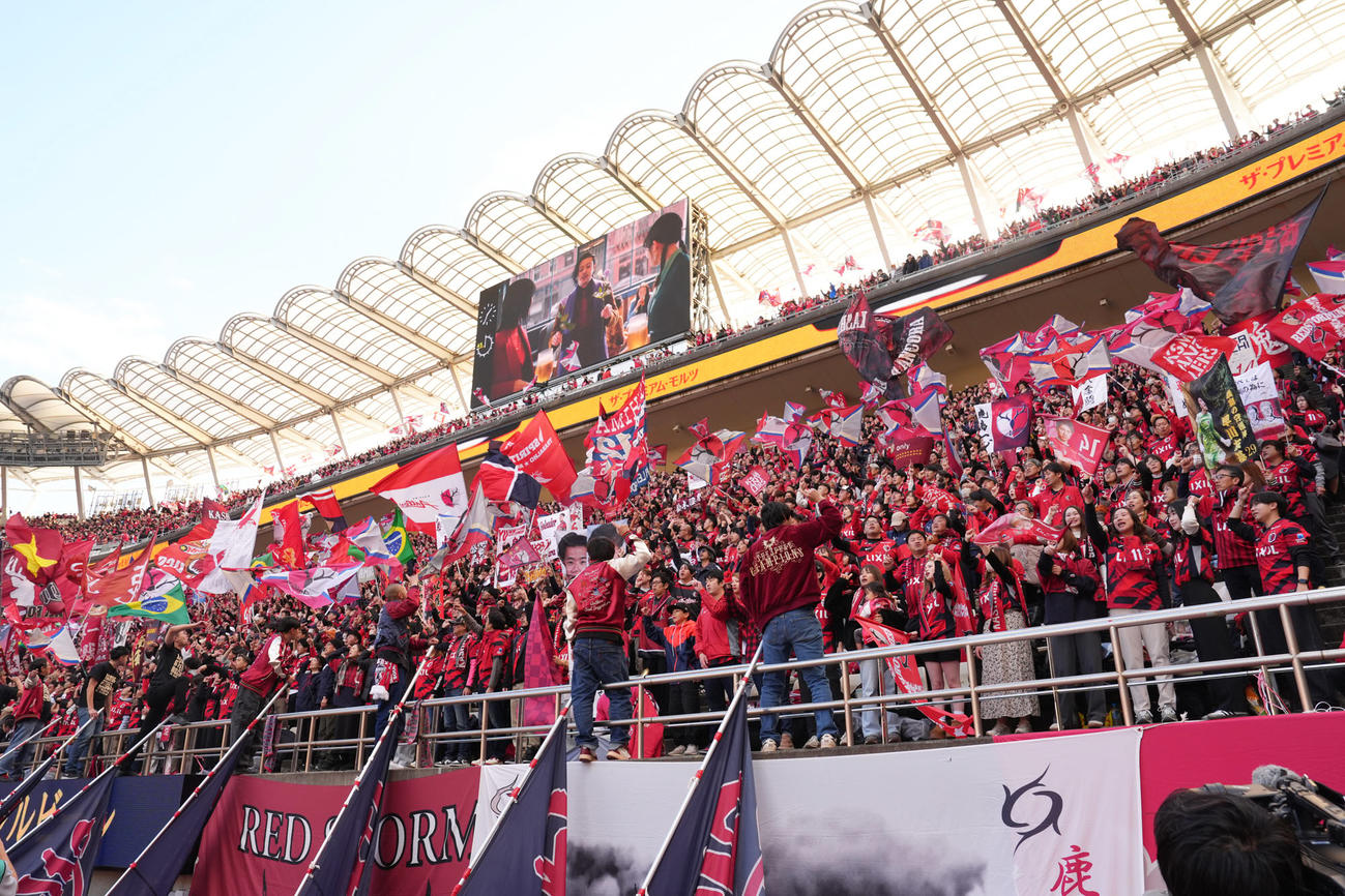 鹿島対横浜　試合前、声援を送る鹿島サポーター（撮影・足立雅史）