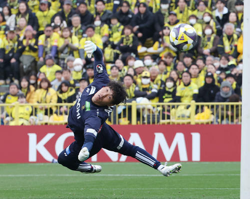 柏対町田　前半、シュートを止めた柏GK小島（撮影・宮地輝）