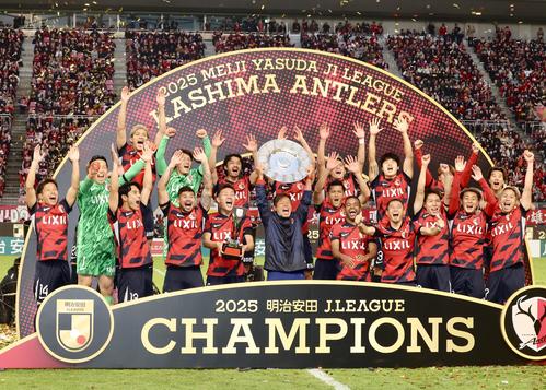 優勝を決め、シャーレを掲げる鹿島鬼木達監督（中央）（撮影・河田真司）