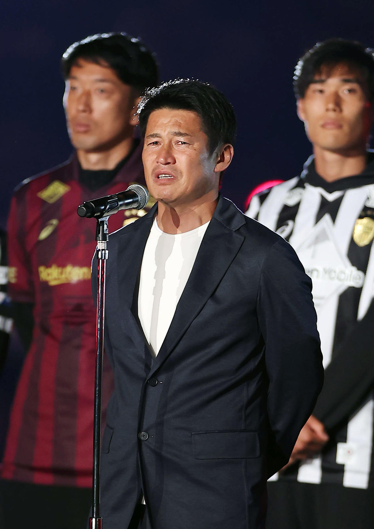 神戸対東京　試合後のセレモニーで今季限りで退任することを発表する神戸吉田監督（撮影・前田充）