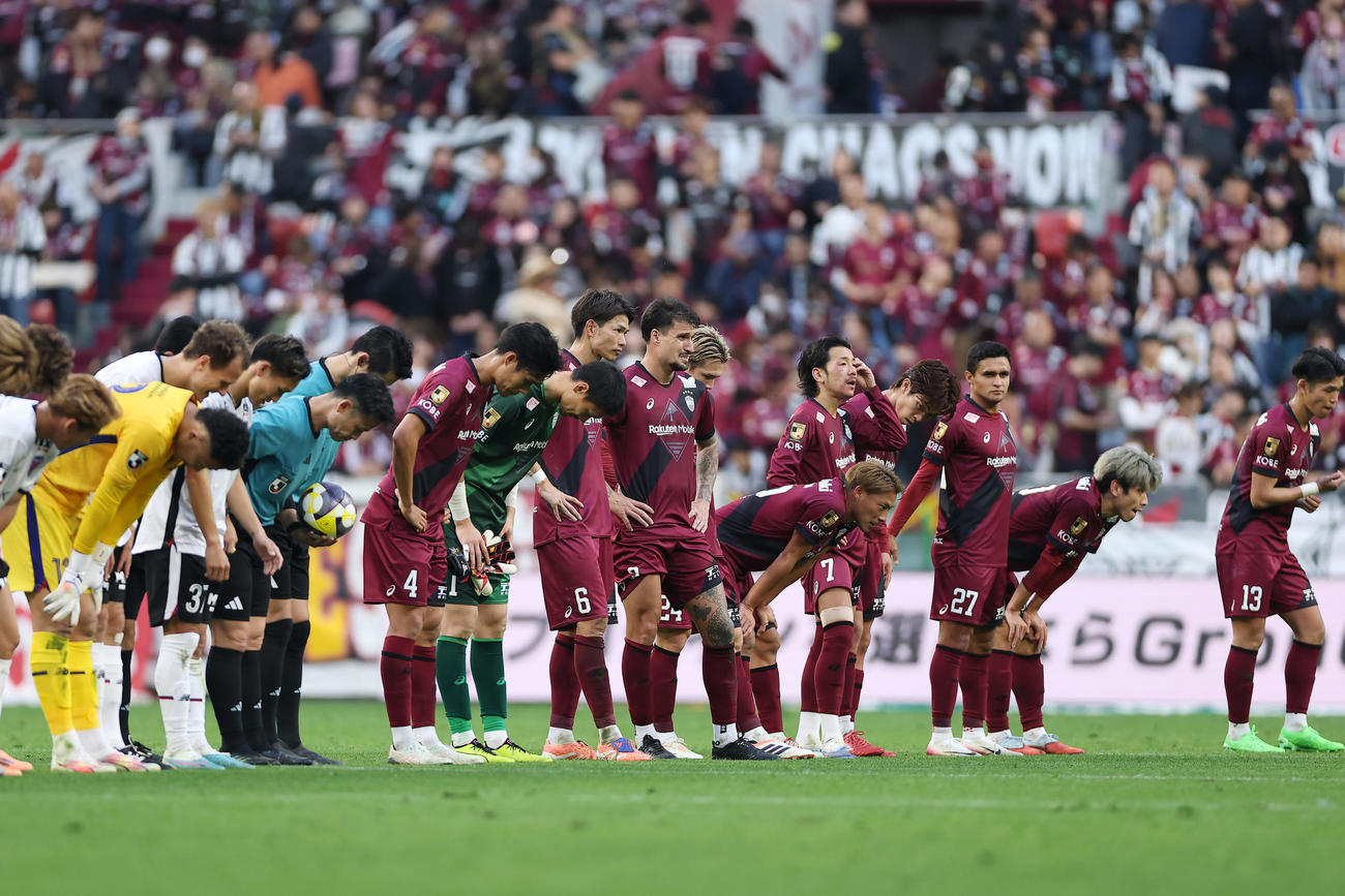 神戸対東京　東京と引き分けに終わり、あいさつする神戸の選手たち（撮影・前田充）